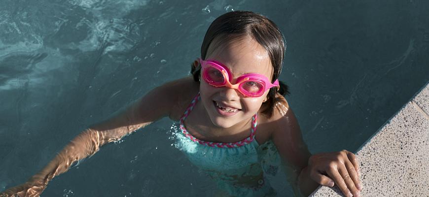 full shot girl wearing goggles